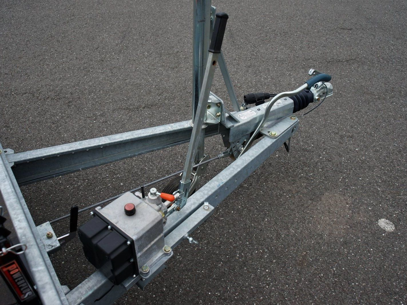 Hirth Absenkanhänger Maschinentransporter 1.800kg